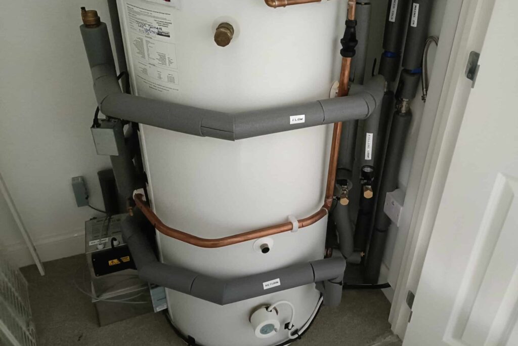 Water tank for heat pump